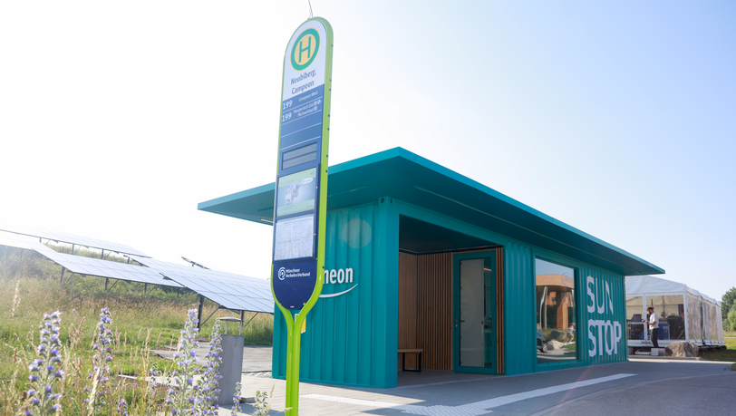 Direkt beim Campeon, dem Hauptsitz von Infineon Technologies, steht die neue solarbetriebene Bushaltestelle "Sun Stop". Direkt beim Campeon, dem Hauptsitz von Infineon Technologies, steht die neue solarbetriebene Bushaltestelle "Sun Stop".