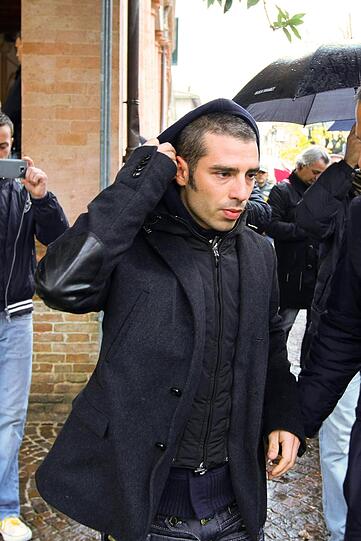 Marco Melandri, ein Motorrad.Kollege Simoncellis, wartet im Regen darauf, in Rimini seinem Fredun die letzte Ehre zu erweisen.