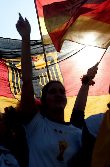 So ausgelassen gehts beim Public Viewing zum Viertelfinale gegen Griechenland zu!