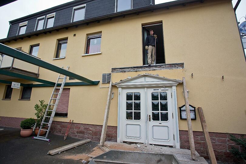 In Faulbach löste sich während einer Familienfeier ein Balkon von einer Hauswand. Die Bilder.