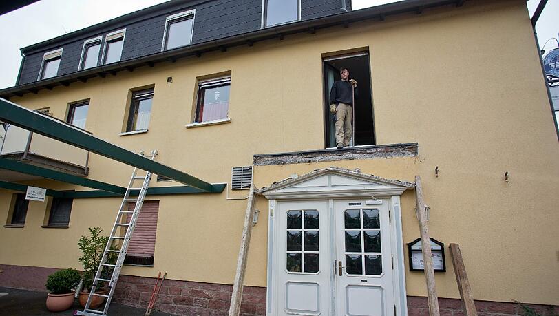 In Faulbach löste sich während einer Familienfeier ein Balkon von einer Hauswand. Die Bilder. In Faulbach löste sich während einer Familienfeier ein Balkon von einer Hauswand. Die Bilder.