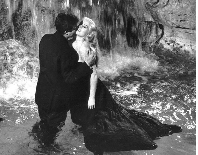 Anita Ekbergs Bad mit Marcello Mastroianni im römischen Trevi-Brunnen in Federico Fellinis &bdquo;La Dolce Vita&ldquo;.