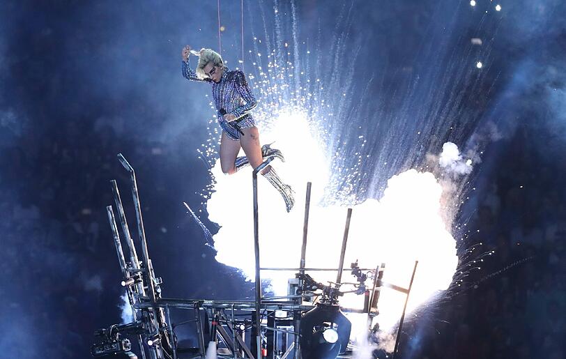 Funken, Feuer, Megahits: Die BIlder von Lady Gagas Halbzeit-Show.