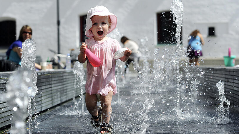 Springbrunnen-Gaudi vor dem jüdischen Gemeindezentrum: Hier kommen nicht nur Gläubige zusammen, sondern auch Flaneure, Kulturfreunde und viele Familien.