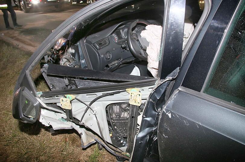 Auf der Staatsstraße 2353 im Landkreis Mühldorf sind ein Ford und ein Skoda beinahe frontal zusammengeprallt.