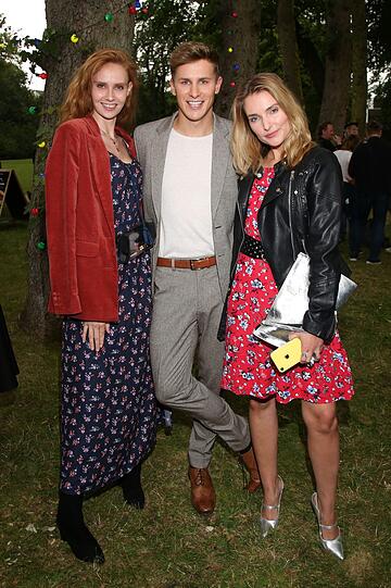 Sandra Hunke, Lukas Sauer und Marie von den Benken bei der Ernsting's Family Fashion Show in der Villa im Heinepark in Hamburg.