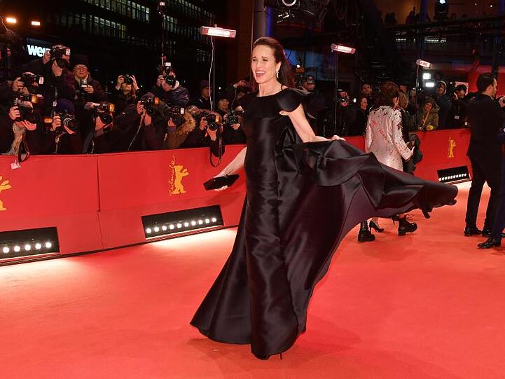 Andie MacDowell rauscht über den roten Teppich.