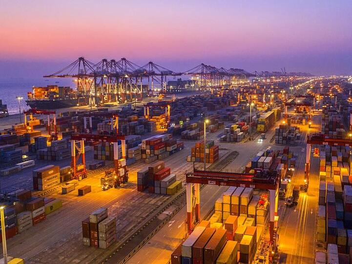 Containerumschlag im Hafen Yangshan in Shanghai.