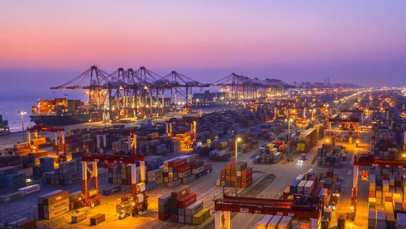 Containerumschlag im Hafen Yangshan in Shanghai. Containerumschlag im Hafen Yangshan in Shanghai.