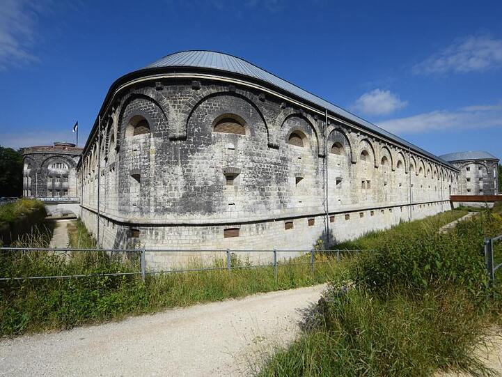 Ein Graben läuft rund um die Wilhelmsburg. Foto: Stefan Puchner/Archivbild