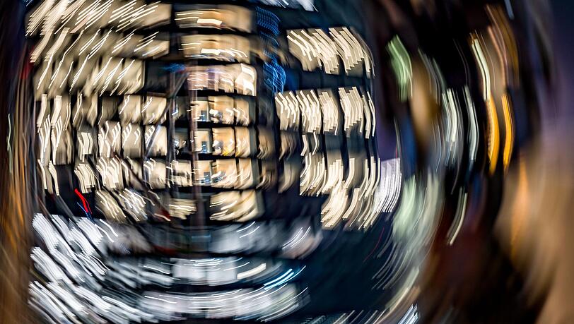 In der Finanz- und Versicherungsbranche wird am häufigsten länegr gearbeitet als vereinbart.