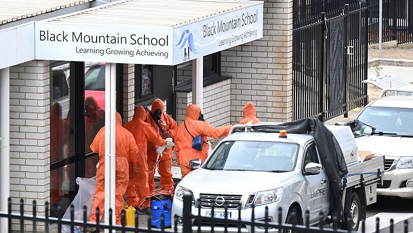In Schutzanzügen wurden die Schulen gesäubert und der Sand entsorgt. In Schutzanzügen wurden die Schulen gesäubert und der Sand entsorgt.