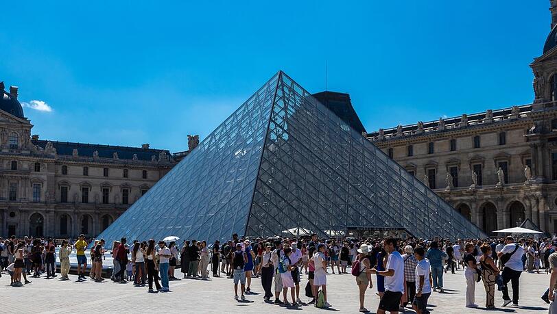 Regelmäßig bilden sich lange Schlangen vor dem Louvre in Paris, um eines der berühmtesten Bilder der Welt zu sehen: die Mona Lisa von Leonardo da Vinci. Regelmäßig bilden sich lange Schlangen vor dem Louvre in Paris, um eines der berühmtesten Bilder der Welt zu sehen: die Mona Lisa von Leonardo da Vinci.