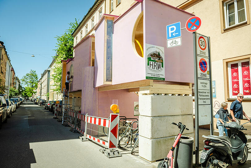 &Uuml;ber den Radlparkpl&auml;tzen in der Metzstra&szlig;e steht jetzt zwei Monate lang das "Zuhaus". Es besteht aus zwei Zimmern, die man gratis nutzen darf.