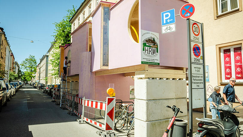 Über den Radlparkplätzen in der Metzstraße steht jetzt zwei Monate lang das "Zuhaus". Es besteht aus zwei Zimmern, die man gratis nutzen darf. Über den Radlparkplätzen in der Metzstraße steht jetzt zwei Monate lang das "Zuhaus". Es besteht aus zwei Zimmern, die man gratis nutzen darf.