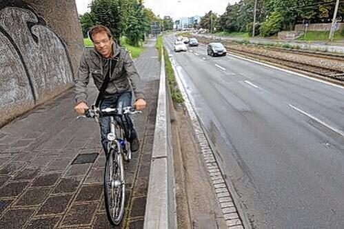 Kurz hinter dieser Stelle müssten Radfahrer eigentlich absteigen. Für sie soll nun entlang der Erlanger Straße unter der Ringbahnbrücke eine extra Spur gebaut werden.