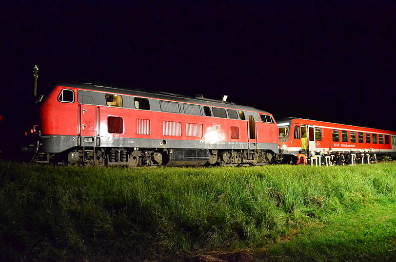 Eine Regionalbahn hat in Massing (Landkreis Rottal-Inn) ein Auto erfasst und in eine Wiese geschleudert. Bei dem Unfall am Montagabend wurden die 55-jährige Autofahrerin und ihre 72-jährige Beifahrerin schwer verletzt, wie die Polizei in Eggenfelden mitteilte. Sehen Sie hier die Bilder von der Unfallstelle.