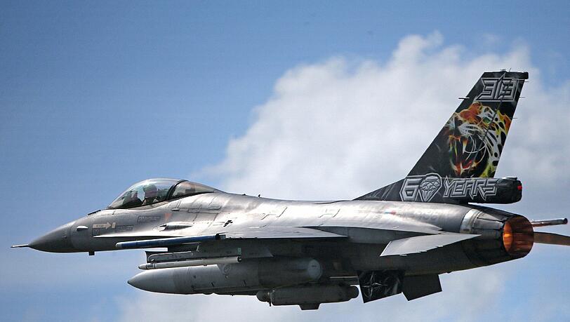 Ein solcher US-amerikanischer Militärjet ist am 11.08.2015 in Bayeren abgestürzt. (Archivbild) Ein solcher US-amerikanischer Militärjet ist am 11.08.2015 in Bayeren abgestürzt. (Archivbild)
