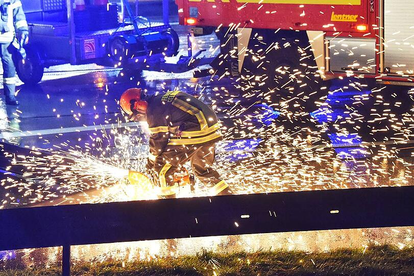 Der LKW schlitterte über die Fahrbahn und stellte sich quer. Die Leitplanke musste abgeflext werden.