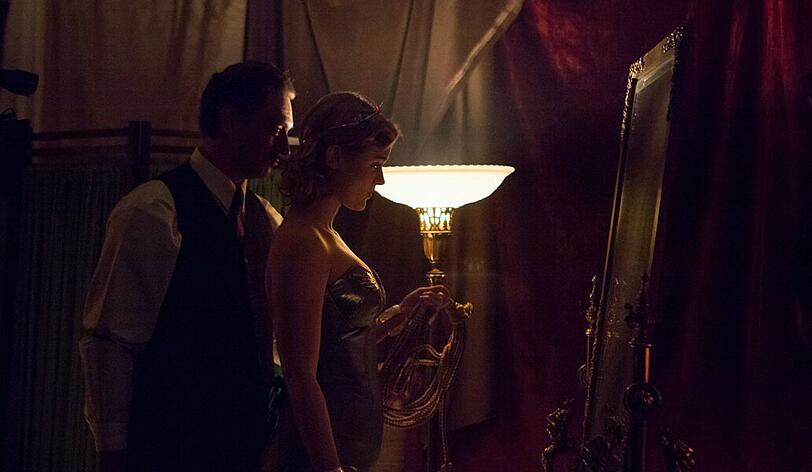 Marston (Luke Evans) findet Gefallen an Ex-Studentin Olive (Bella Heathcote). Und nicht nur er.