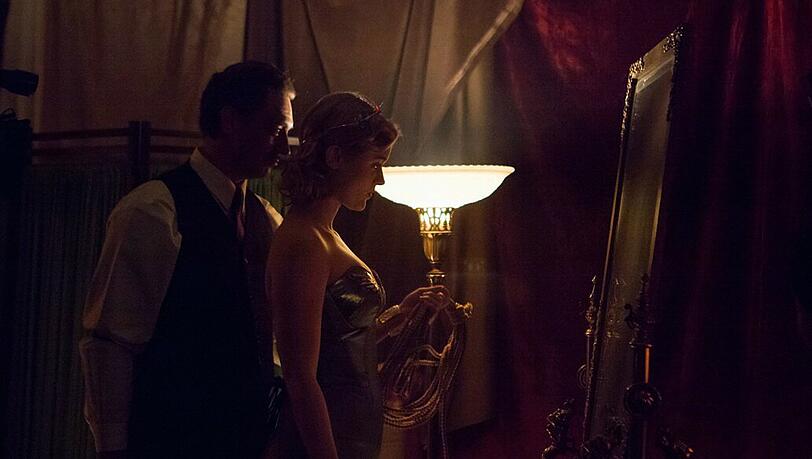Marston (Luke Evans) findet Gefallen an Ex-Studentin Olive (Bella Heathcote). Und nicht nur er.