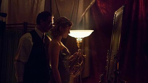 Marston (Luke Evans) findet Gefallen an Ex-Studentin Olive (Bella Heathcote). Und nicht nur er.
