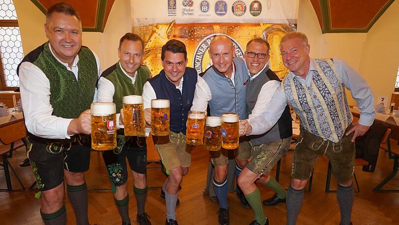 Auf unser Bier! V.l. die Braumeister Harald Stückle (Spaten), Andreas Brunner(Augustiner), Bernd Kräußel (Löwenbräu), Rainer Kansy (Hacker-Pschorr), Christian Dahncke (Paulaner), Rolf Dummert (Hofbräu) testen ihre Biere.