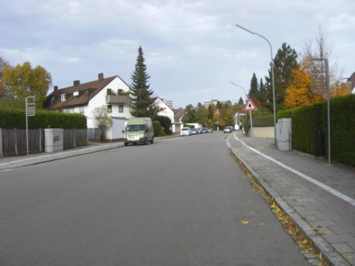 Weltstraße in Solln: Die Gerüste für die neuen Bushaltestellenschilder stehen schon.