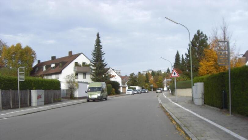 Weltstraße in Solln: Die Gerüste für die neuen Bushaltestellenschilder stehen schon. Weltstraße in Solln: Die Gerüste für die neuen Bushaltestellenschilder stehen schon.
