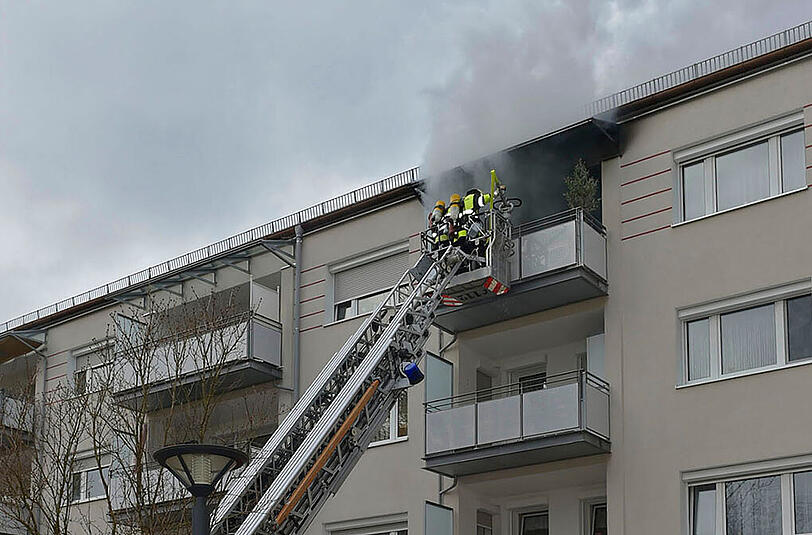Über eine Drehleiter konnte die Feuerwehr den Brand auf dem Balkon löschen.