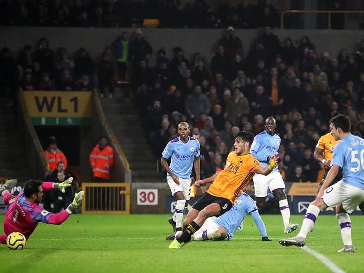 Wolverhamptons Raul Jimenez (3.l) erzielt das zweite Tor seiner Mannschaft.