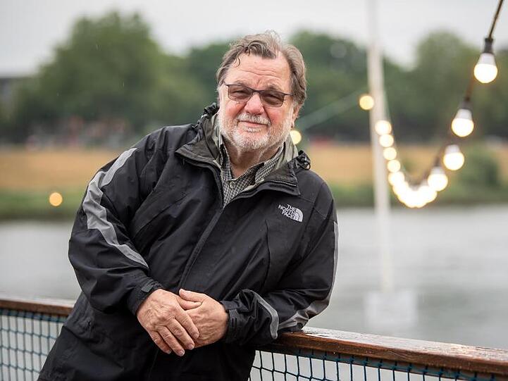Deutschrocker Klaus Lage steht an der Weser. "Ich will mich nicht künstlich jung machen", sagt der Musiker.