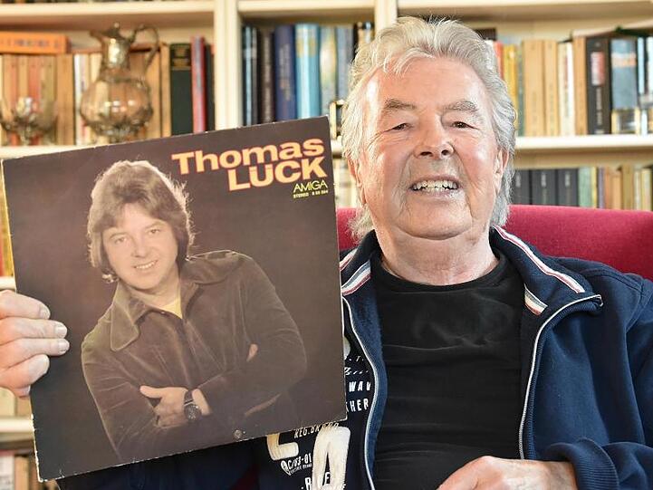 Sänger Thomas Lück zeigt seine erste bei Amiga 1978 erschienene Solo LP. Lück starb im Alter von 76 Jahren.