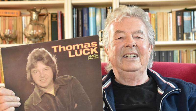 Sänger Thomas Lück zeigt seine erste bei Amiga 1978 erschienene Solo LP. Lück starb im Alter von 76 Jahren. Sänger Thomas Lück zeigt seine erste bei Amiga 1978 erschienene Solo LP. Lück starb im Alter von 76 Jahren.