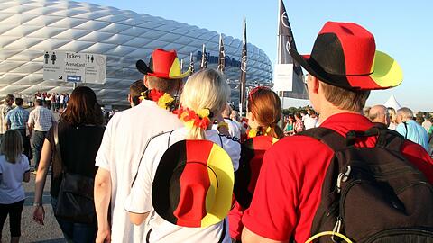 Fans auf dem Weg in die Arena. Während der EM dürfen allerdings nur 14.000 ins Stadion.