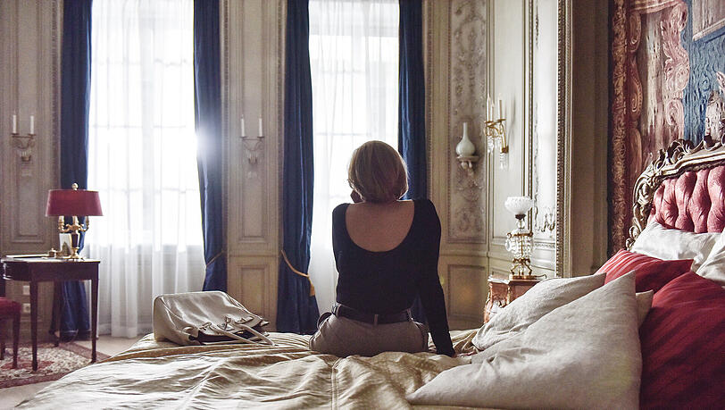 Diana (Schauspielerin Mareile Blendl) telefoniert im Pariser Hotel Ritz mit ihrem Freund, dem Journalisten Richard Kay. Sie macht sich Sorgen wegen der Kritik aus konservativen Kreisen an ihrer Anti-Landminen-Kampagne.