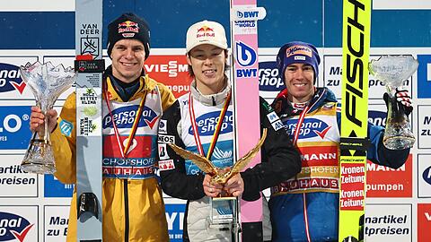 Kämpften vergangenen Winter um die Trophäe: Wellinger, Kobayashi und Kraft.