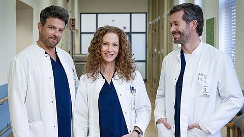 Daniel Buder (l.), Sina-Valeska Jung und Jan Hartmann drehen aktuell die zweite Staffel von "Die Spreewaldklinik".