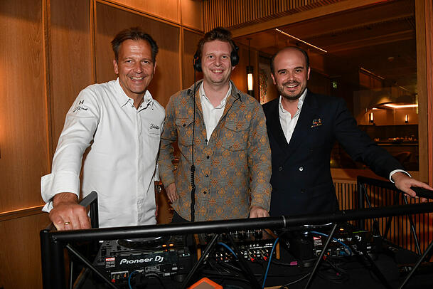 Thomas Kellermann (Zwei-Sterne-Koch, Gourmetrestaurant Dichter), DJ Wittgenstein (Prinz Constantin zu Sayn-Wittgenstein-Sayn) und Benjamin Bartz. Thomas Kellermann (Zwei-Sterne-Koch, Gourmetrestaurant Dichter), DJ Wittgenstein (Prinz Constantin zu Sayn-Wittgenstein-Sayn) und Benjamin Bartz.