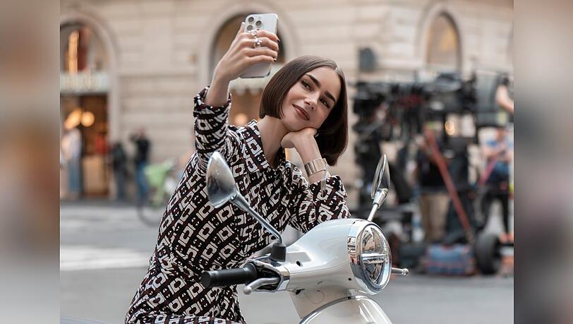 Lily Collins übernimmt in der Netflix-Serie "Emily in Paris" die Hauptrolle der Emily Cooper.