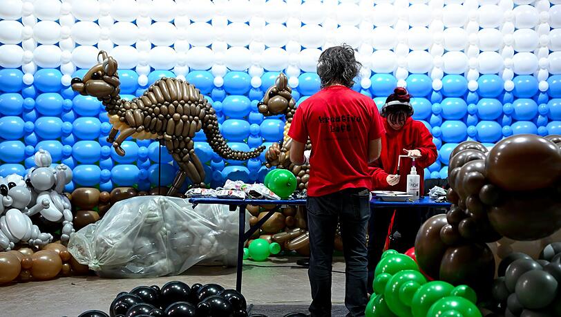 Aus Luftballons mach Dino: Rund 100 K&uuml;nstler haben f&uuml;r die Ausstellung "Luftballonwelten" Tiere, Pflanzen und Sehensw&uuml;rdigkeiten nachgebaut.