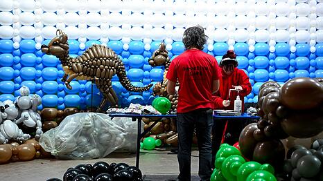 Aus Luftballons mach Dino: Rund 100 K&uuml;nstler haben f&uuml;r die Ausstellung "Luftballonwelten" Tiere, Pflanzen und Sehensw&uuml;rdigkeiten nachgebaut.