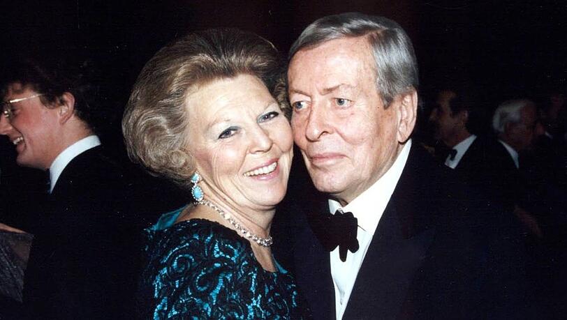 Ein Bild aus gl&uuml;cklichen Tagen: Beatrix der Niederlande strahlt bei einem Tanz mit ihrem Ehemann Prinz Claus.