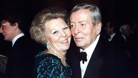 Ein Bild aus glücklichen Tagen: Beatrix der Niederlande strahlt bei einem Tanz mit ihrem Ehemann Prinz Claus. Ein Bild aus glücklichen Tagen: Beatrix der Niederlande strahlt bei einem Tanz mit ihrem Ehemann Prinz Claus.