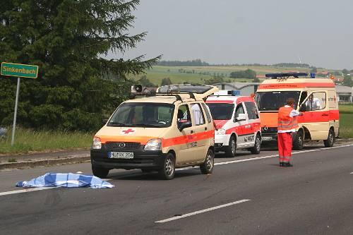 Mit einer Decke wurde die Tote abgedeckt. Die Retter konnten für die 68-Jährige nichts mehr tun.