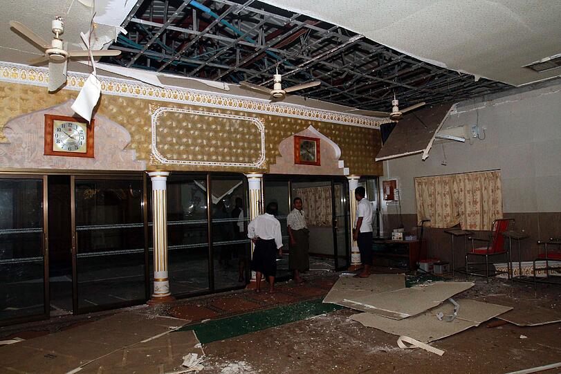 Bei einem Großbrand und einer Serie von Explosionen
in einem Lagerhaus der früheren birmanischen Hauptstadt Rangun sind
am Donnerstag mindestens 16 Menschen ums Leben gekommen. Die schockierenden Bilder!