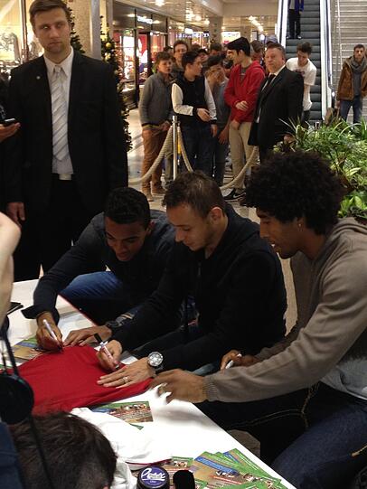 Gustavo,Rafinha und Dante unterschrieben Trikots,Schals oder verteilten ihre Autogrammkarten. Die Fans freuten sich.