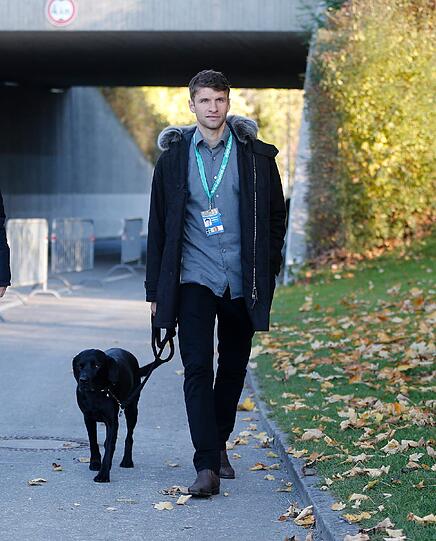 Thomas Müller war zusammen mit dem Familienhund auf dem Weg zu den Munich Indoors, um seine Frau Lisa zu unterstützen.