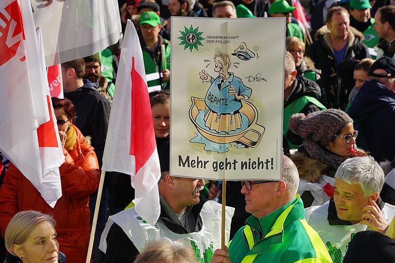 Bilder vom Dienstag: Beschäftigte des öffentlichen Dienstes streiken in München.