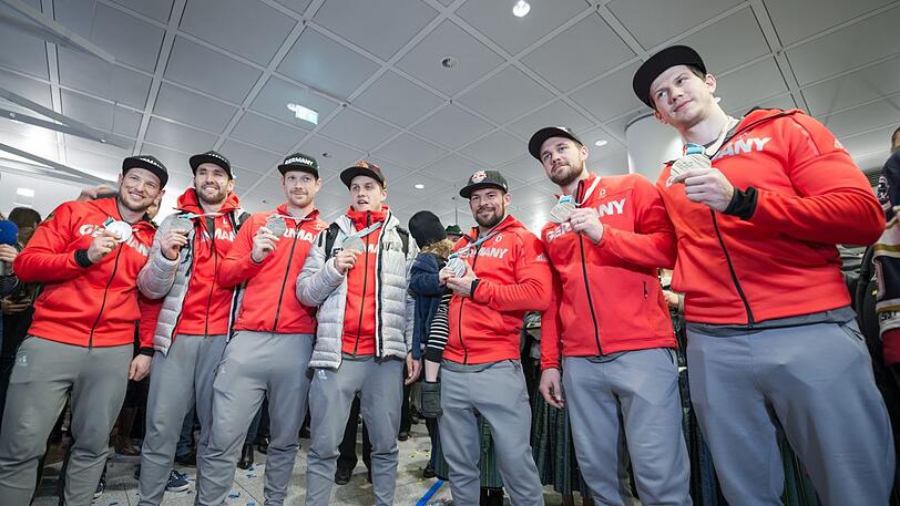 Sieben Münchner Eishockey-Helden: Hager, Boyle, aus den Birken, Kahun, Seidenberg, Macek und Mauer (v.l.).